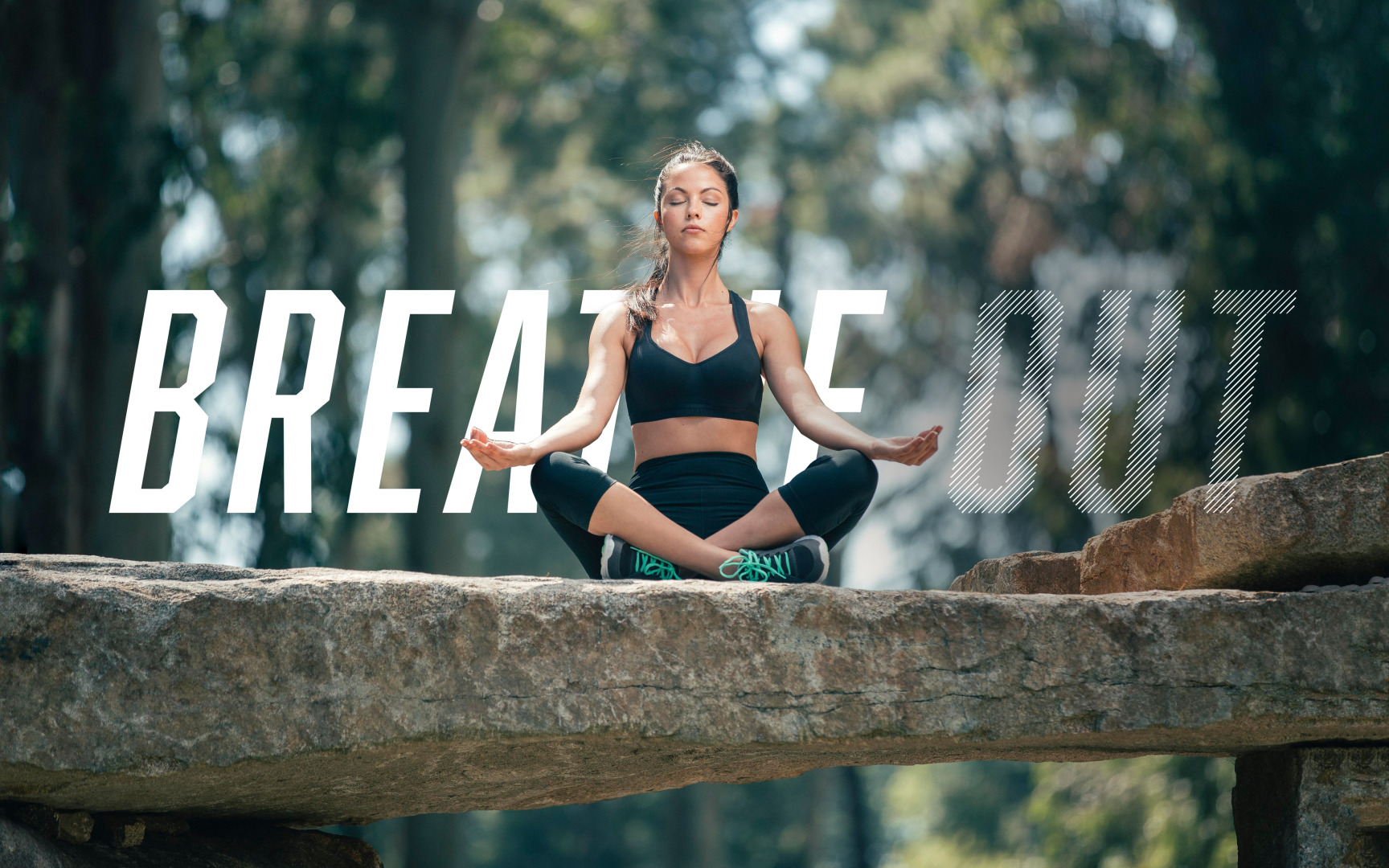 Imagem fotográfica do ginásio Breathe Sport Fitness, no qual aparece uma modelo feminina sentada no exterior a relaxar e lettering "breathe out".
